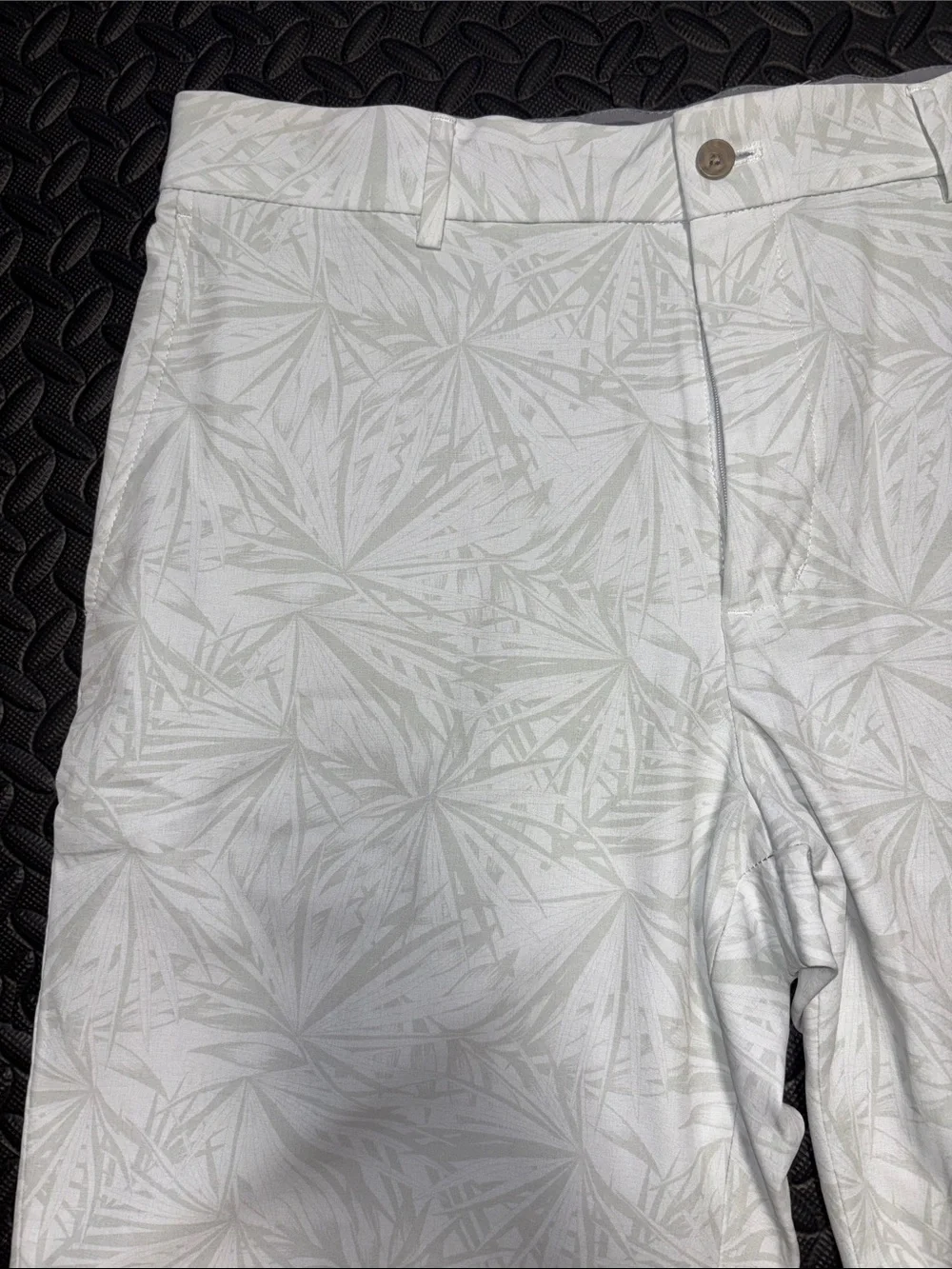 Walter Hagen Men's White Tropical Print Shorts athletic golf